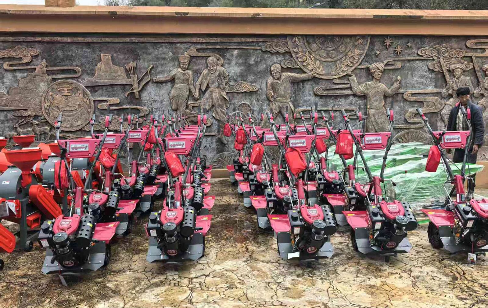 深秋暖陽照彝鄉(xiāng) 農(nóng)機助力譜新章 | 威馬農(nóng)機定向捐贈大涼山彝家村寨農(nóng)機裝備